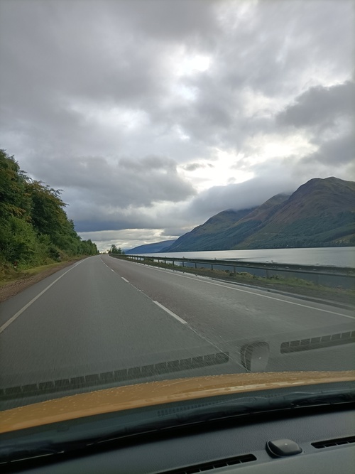 In macchina tra le Highlands scozzesi