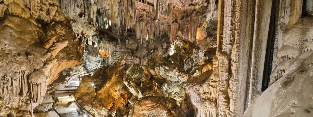 Visitare la Grotta di Nerja: gita di 1 giorno da Malaga
