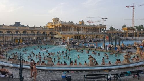 Le 5 esperienze indimenticabili da fare a Budapest: dal Danubio ai ruin pubs