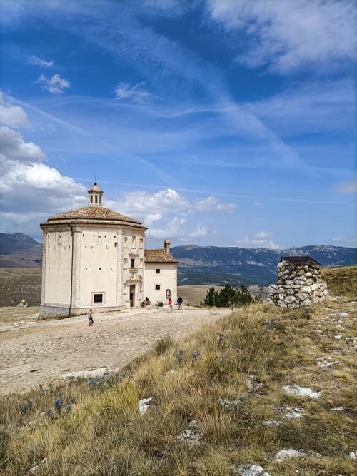 Visitare Rocca Calascio con una gita di 1 giorno tra natura, cinema e storia