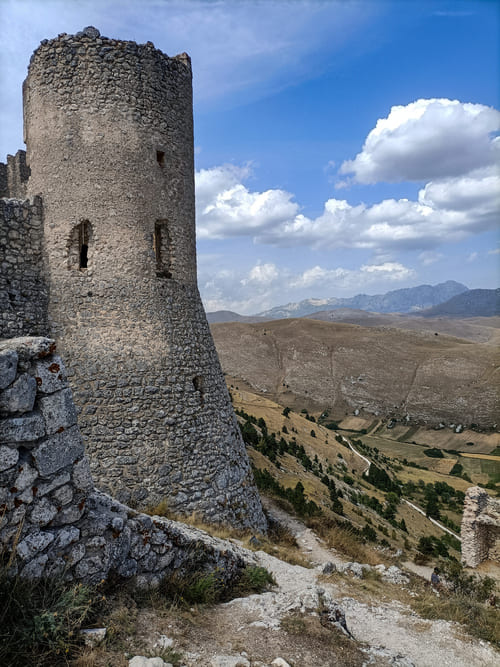 Visitare Rocca Calascio con una gita di 1 giorno tra natura, cinema e storia