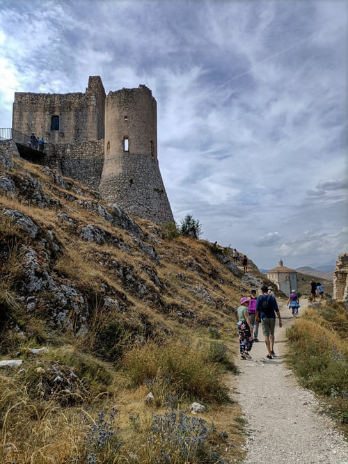 Visitare Rocca Calascio con una gita di 1 giorno tra natura, cinema e storia