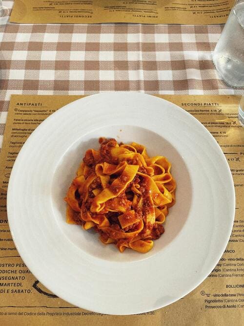 Piatti tipici dell’Umbria: 10 pietanze + 1 da provare assolutamente Tagliatelle al sugo Piatti tipici dell’Umbria: 10 pietanze + 1 da provare assolutamente