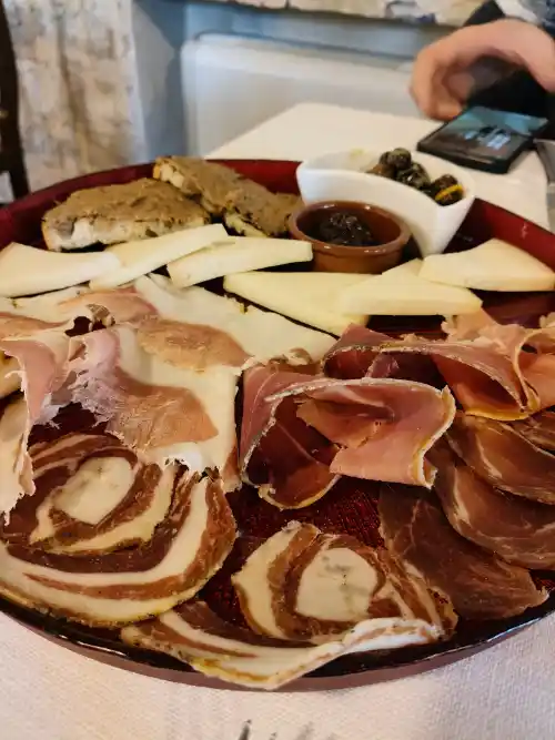 Borghi vicino a Foligno: 3 meraviglie dell’Umbria Tagliere salumi e formaggi Borghi vicino a Foligno: 3 meraviglie dell’Umbria