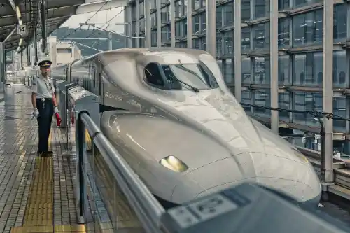 10 curiosità sul Giappone utili per viaggiare, ma che nessuno ti dice Treno Shinkansen 10 curiosità sul Giappone utili per viaggiare, ma che nessuno ti dice