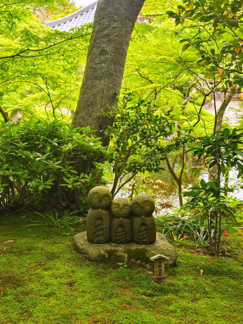 Dove dormire in Giappone spendendo poco: 30 soluzioni low cost Kamakura statuette Dove dormire in Giappone spendendo poco: 30 soluzioni low cost
