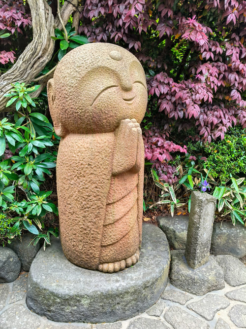 Dove dormire in Giappone spendendo poco: 30 soluzioni low cost Statuetta giapponese Dove dormire in Giappone spendendo poco: 30 soluzioni low cost
