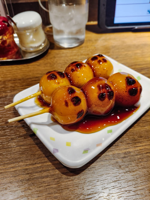 Cosa mangiare in Giappone oltre il sushi: 20 piatti da provare Dango Cosa mangiare in Giappone oltre il sushi: 20 piatti da provare