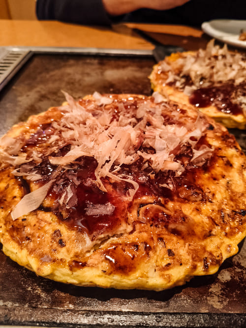 Cosa mangiare in Giappone oltre il sushi: 20 piatti da provare Okonomiyaki Cosa mangiare in Giappone oltre il sushi: 20 piatti da provare