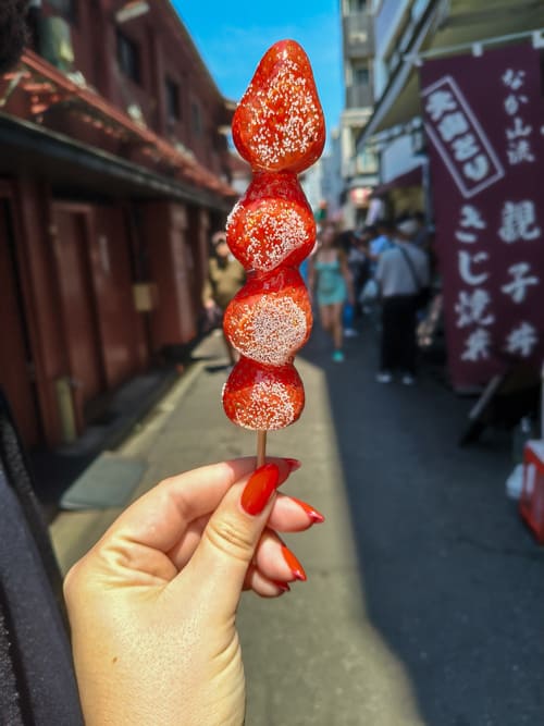 Cosa mangiare in Giappone oltre il sushi: 20 piatti da provare Spiedini di fragole Cosa mangiare in Giappone oltre il sushi: 20 piatti da provare