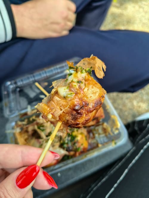 Cosa mangiare in Giappone oltre il sushi: 20 piatti da provare Takoyaki Cosa mangiare in Giappone oltre il sushi: 20 piatti da provare